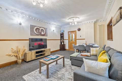 Communal lounge/ TV room, TV and multimedia, Dining area, internet
