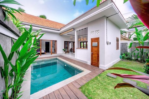 Property building, Day, Garden, Garden view, Pool view, Swimming pool