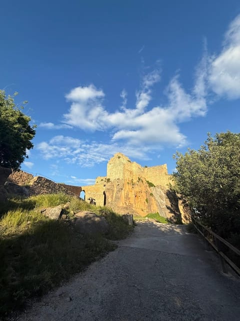 Nearby landmark, Day, Neighbourhood, Natural landscape, Mountain view