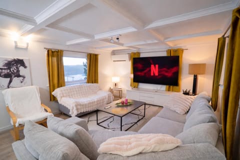 Communal lounge/ TV room, TV and multimedia, Living room, Evening entertainment, air conditioner