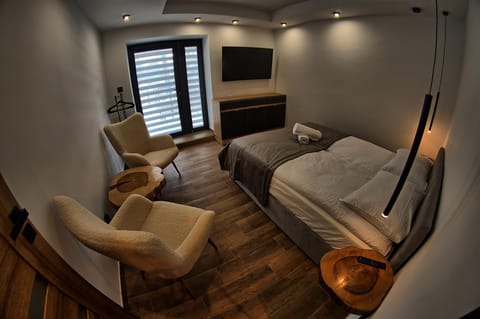 Bed, TV and multimedia, Bedroom