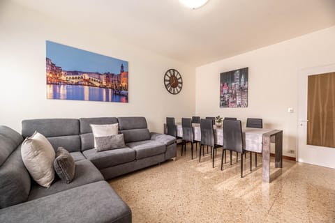 Communal lounge/ TV room, TV and multimedia, Living room, Dining area, heating, air conditioner