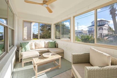 Sol Haus Stylish Coastal Retreat 3 Blocks to Beach Screened Porch Fast Wi Fi House in Sunnyside