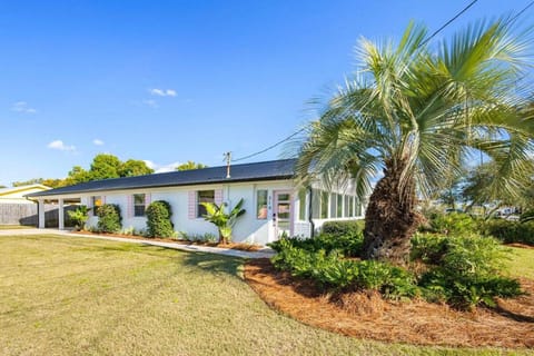 Sol Haus Stylish Coastal Retreat 3 Blocks to Beach Screened Porch Fast Wi Fi House in Sunnyside