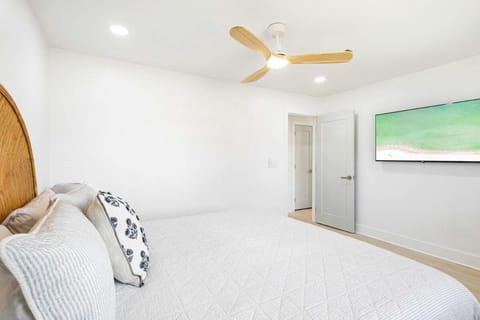 Sol Haus Stylish Coastal Retreat 3 Blocks to Beach Screened Porch Fast Wi Fi House in Sunnyside