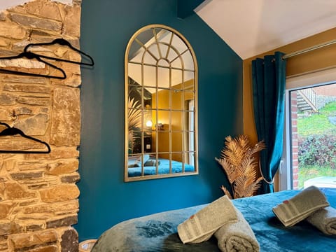 Bed, Bedroom, towels