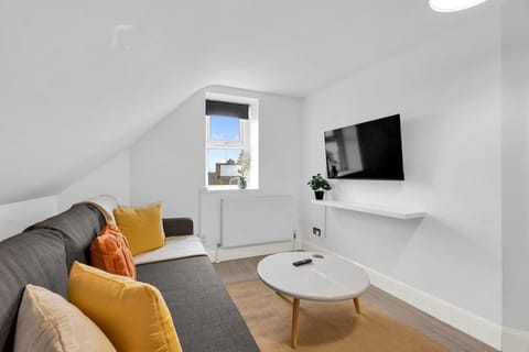 Communal lounge/ TV room, TV and multimedia, Living room, Seating area, Evening entertainment