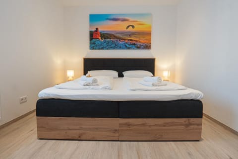 Bed, Bedroom, towels