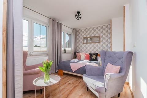 Bed, Photo of the whole room, Decorative detail, Seating area, Bedroom