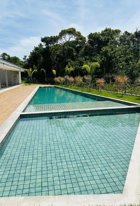 Day, Pool view