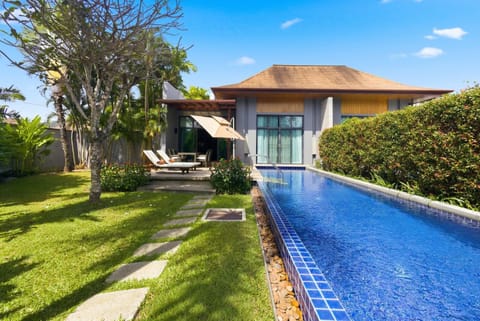 Patio, Garden view, Swimming pool, sunbed