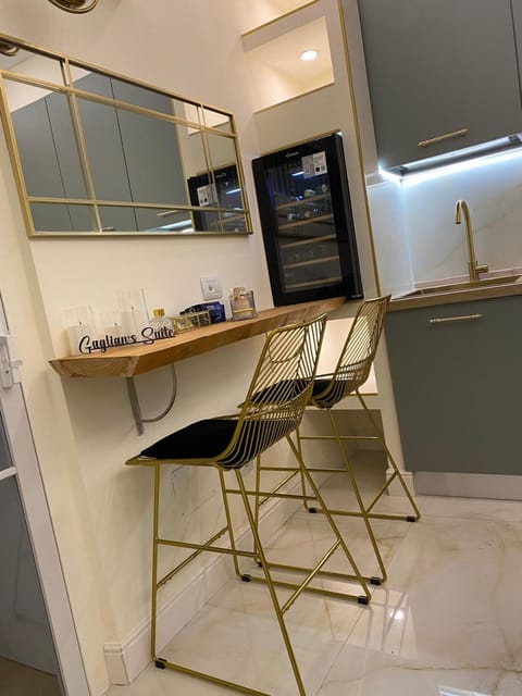 Kitchen or kitchenette, Dining area, minibar