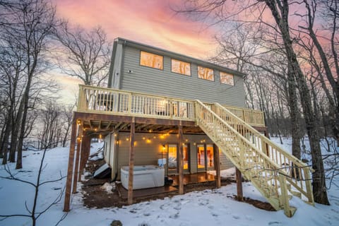 Spacious Family Retreat-Hot tub & Game Room House in Massies Mill