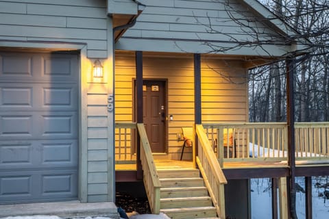 Spacious Family Retreat-Hot tub & Game Room House in Massies Mill