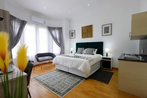 Bed, Kitchen or kitchenette, Photo of the whole room, Bedroom, towels
