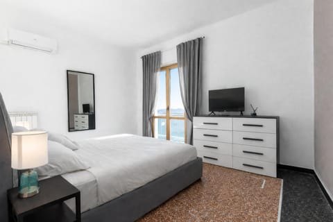 Bed, TV and multimedia, Photo of the whole room, Bedroom, air conditioner