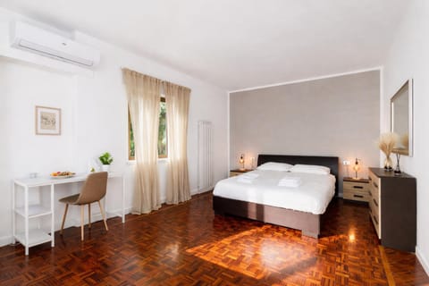 Bed, Photo of the whole room, Seating area, Bedroom, towels, air conditioner