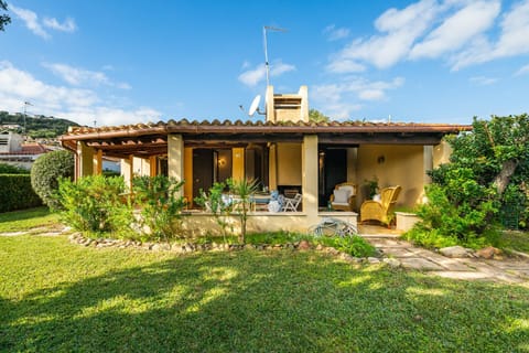 Property building, Patio, Day, Garden, Garden view