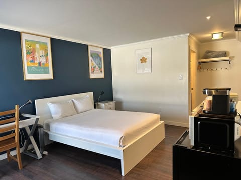 Bed, Photo of the whole room, minibar