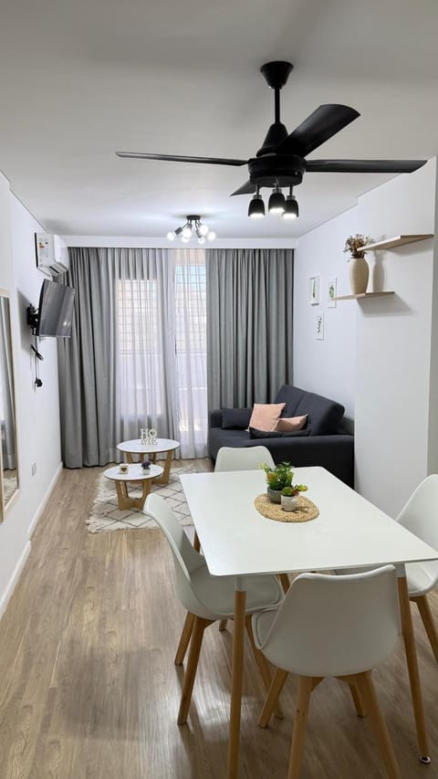 TV and multimedia, Living room, Seating area, Dining area