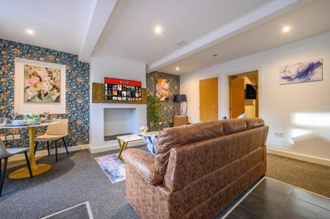 TV and multimedia, Kitchen or kitchenette, Living room, Seating area, Dining area