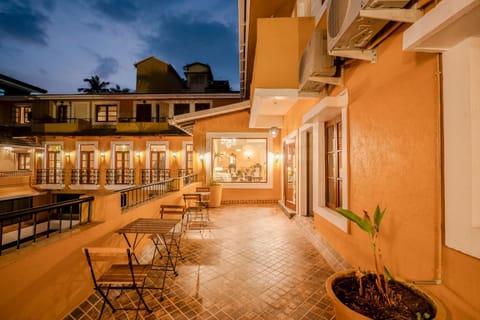 Property building, Patio, Restaurant/places to eat, Restaurant/places to eat, Night, Balcony/Terrace