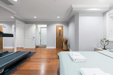 Luxury 1200 squft 2BR Shaughnessy Suite Near YVR & DT House in Vancouver