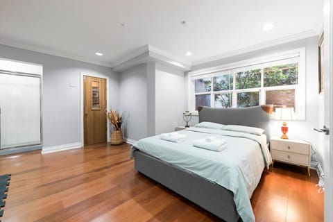 Luxury 1200 squft 2BR Shaughnessy Suite Near YVR & DT House in Vancouver