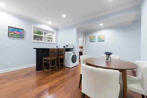 Luxury 1200 squft 2BR Shaughnessy Suite Near YVR & DT House in Vancouver