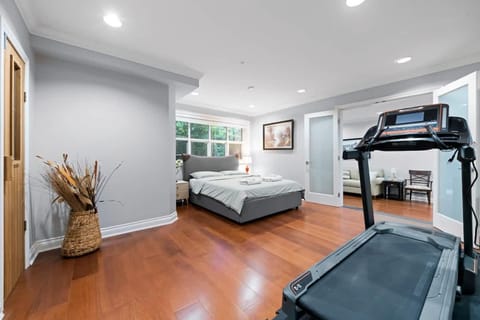 Luxury 1200 squft 2BR Shaughnessy Suite Near YVR & DT House in Vancouver