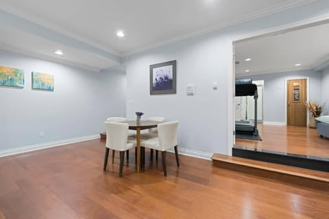 Luxury 1200 squft 2BR Shaughnessy Suite Near YVR & DT House in Vancouver