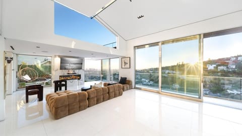 Patio, Natural landscape, TV and multimedia, View (from property/room), Balcony/Terrace, Living room, Seating area, Mountain view