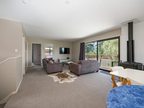 Communal lounge/ TV room, TV and multimedia, Living room, Seating area, Evening entertainment