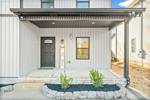 The Lookout in Downtown - 1022 Main St House in Clarksville