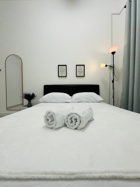 Bed, Photo of the whole room, Bedroom, towels