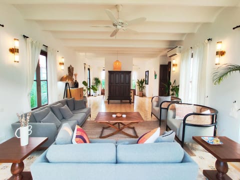TV and multimedia, Living room, Seating area, air conditioner