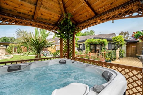 Patio, Day, Natural landscape, Garden, Hot Tub, Garden view, sunbed