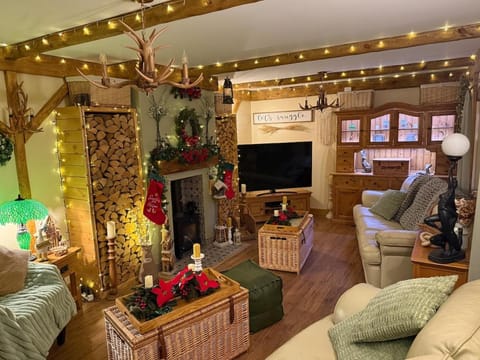 Detached property, beams, hot tub large garden House in Weymouth