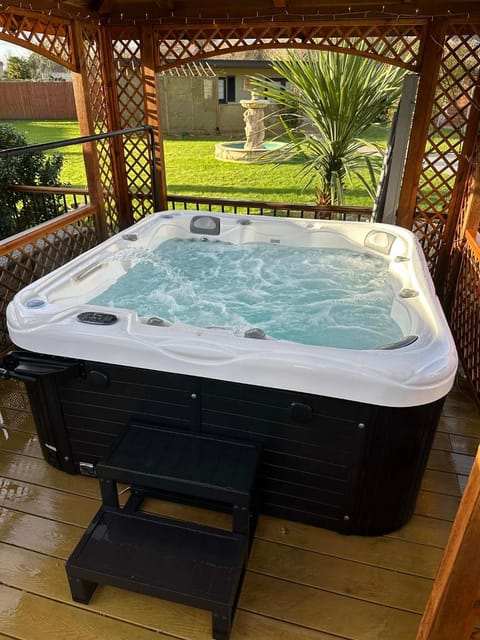 Detached property, beams, hot tub large garden House in Weymouth