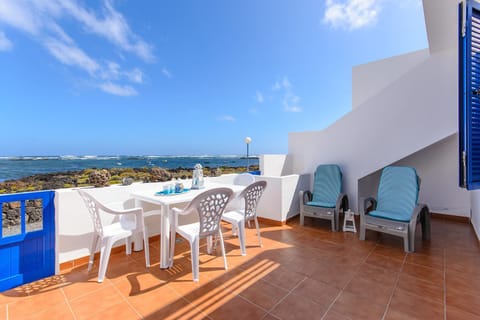 Property building, Balcony/Terrace, Living room