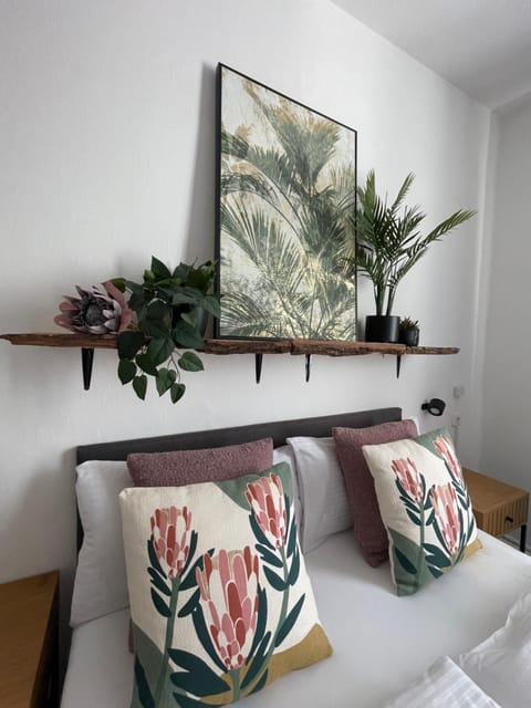 Bed, Photo of the whole room, Decorative detail, Bedroom