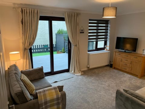 Communal lounge/ TV room, TV and multimedia, Living room, Seating area, Evening entertainment