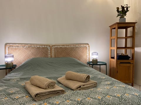 Bed, Bedroom, towels