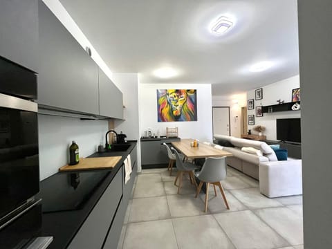 Kitchen or kitchenette, Living room, Seating area, Dining area, stove