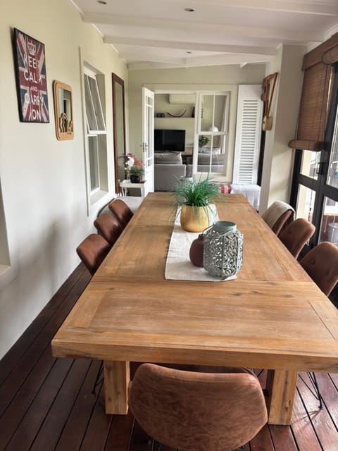 Kitchen or kitchenette, Living room, Seating area, Dining area, Breakfast