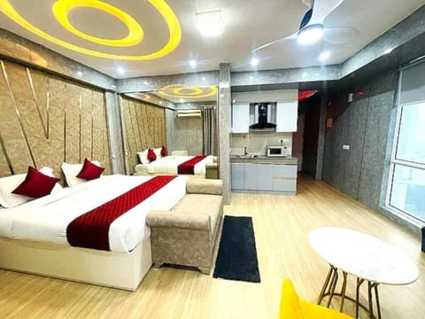 Bed, Kitchen or kitchenette, Photo of the whole room, Seating area, Bedroom