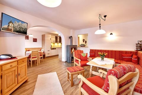 TV and multimedia, Kitchen or kitchenette, Living room, Seating area, Dining area
