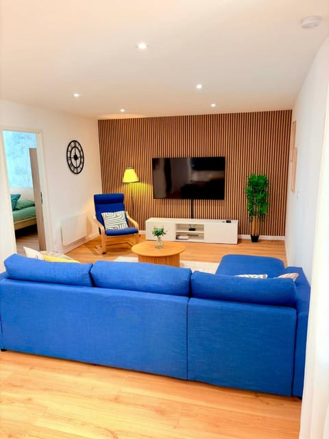 Communal lounge/ TV room, TV and multimedia, Living room, Seating area, Evening entertainment