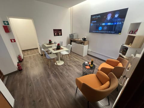 Communal lounge/ TV room, TV and multimedia, Living room, Seating area, Dining area