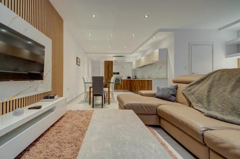 Communal lounge/ TV room, TV and multimedia, Kitchen or kitchenette, Living room, Seating area, Evening entertainment